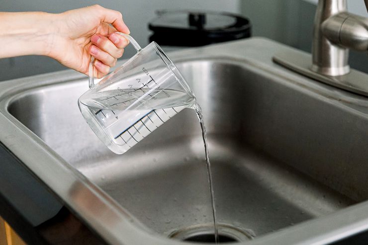 Dùng nước ấm để thông tắc đường cống