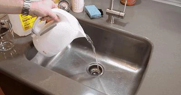 1. Dùng nước nóng và xà phòng rửa bát