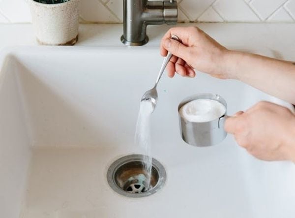 2. Sử dụng baking soda và giấm – Đơn giản và an toàn nhưng hiệu quả cao